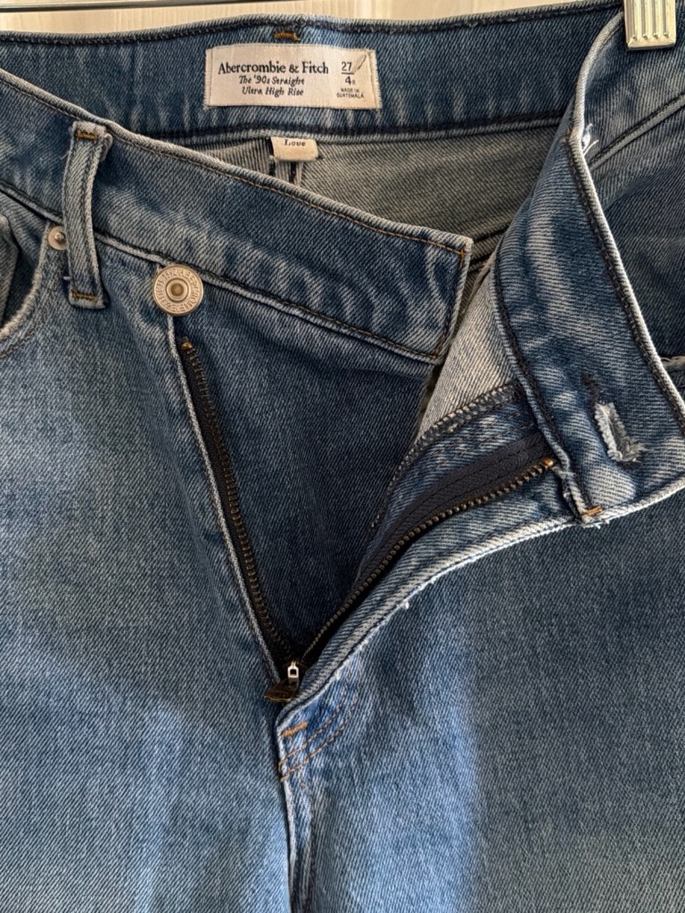 Abercrombie & Fitch Women’s Crossover Light Wash Straight Jeans - Picture 4 of 8
